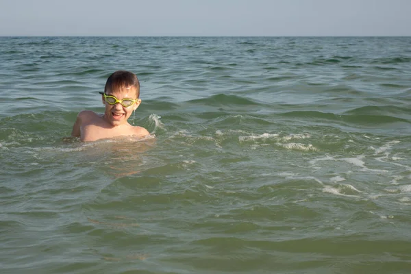 Ragazzo Anni Occhiali Bagno Verdi Bagna Mare — Foto Stock