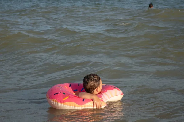 Jähriger Junge Badet Einem Sonnigen Tag Meer Einem Rettungsring — Stockfoto