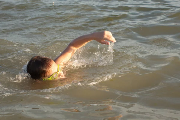 Menino Anos Está Nadando Divertindo Mar Perto Costa Óculos Natação — Fotografia de Stock