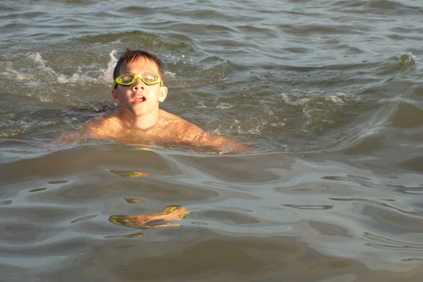 Ein Jähriger Junge Schwimmt Und Amüsiert Sich Meer Ufernähe Mit — Stockfoto