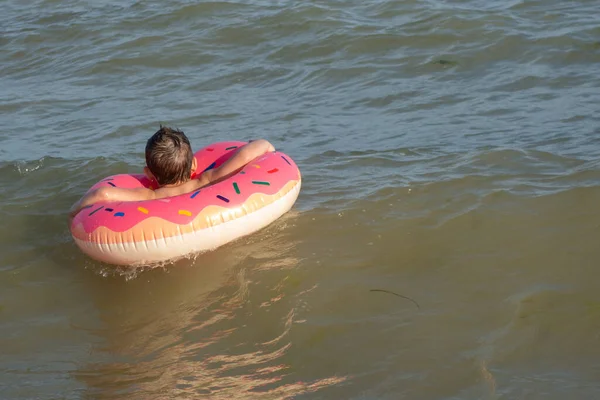 Årig Pojke Badar Havet Livsring Solig Dag — Stockfoto