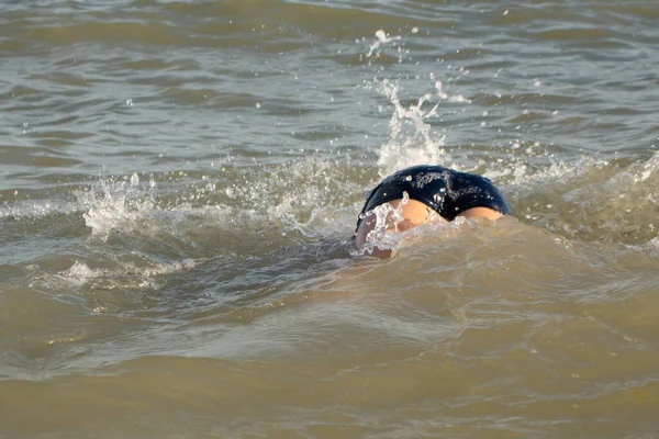 Ein Jähriger Junge Schwimmt Und Amüsiert Sich Meer Ufernähe Mit — Stockfoto