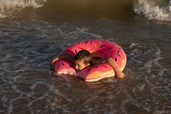 Ein Jähriger Junge Schwimmt Und Amüsiert Sich Meer Küstennähe Mit — Stockfoto
