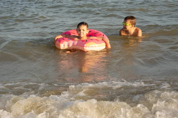 Brüder Alter Von Und Jahren Schwimmen Und Haben Spaß Meer — Stockfoto