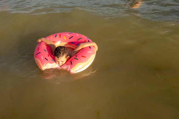 Jähriger Junge Badet Einem Sonnigen Tag Meer Einem Rettungsring — Stockfoto