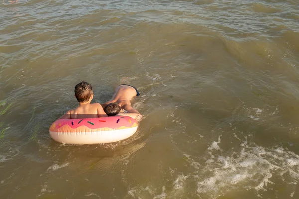 Les Frères Ans Nagent Amusent Dans Mer Près Rivage Jeune — Photo