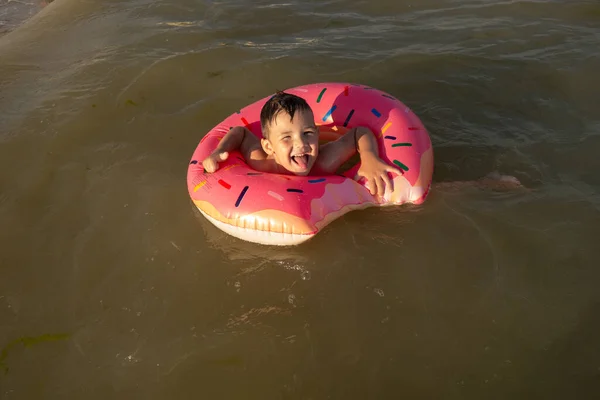 Ein Jähriger Junge Schwimmt Und Amüsiert Sich Meer Küstennähe Mit — Stockfoto