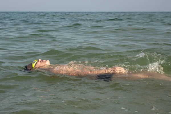 Ένα 10Χρονο Αγόρι Κολυμπάει Ανάσκελα Πράσινα Γυαλιά Κολύμβησης Στη Θάλασσα — Φωτογραφία Αρχείου