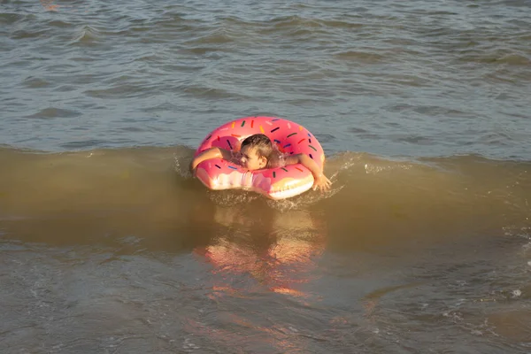 Ein Jähriger Junge Schwimmt Und Amüsiert Sich Meer Küstennähe Mit — Stockfoto