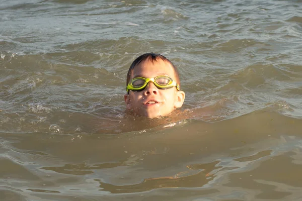 Letni Chłopiec Pływa Bawi Się Morzu Nad Brzegiem Zielonych Okularach — Zdjęcie stockowe