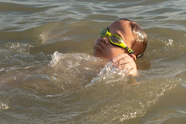 Ein Jähriger Junge Schwimmt Und Amüsiert Sich Meer Ufernähe Mit — Stockfoto