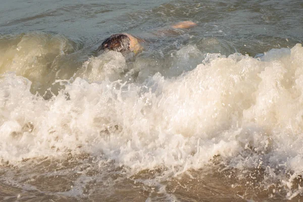 Bambino Anni Nuota Diverte Mare Vicino Alla Riva Con Occhiali — Foto Stock