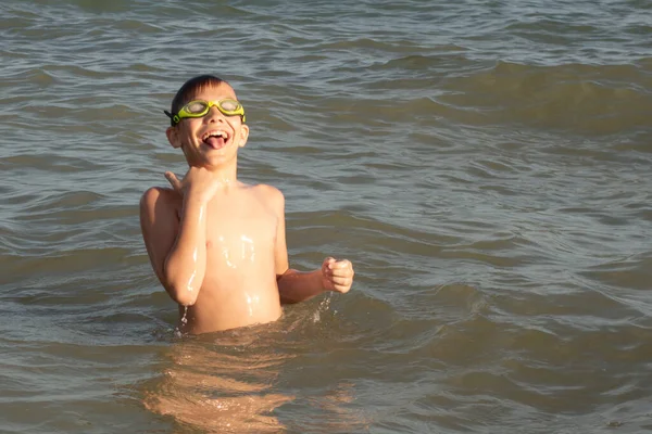 Ein Jähriger Junge Schwimmt Und Amüsiert Sich Meer Ufernähe Mit — Stockfoto