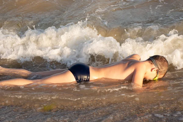一个10岁的男孩正在游泳护目镜中洗澡 在海滨痛哭流涕 — 图库照片