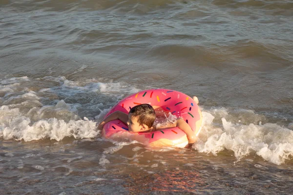 Ein Jähriger Junge Schwimmt Und Amüsiert Sich Meer Küstennähe Mit — Stockfoto