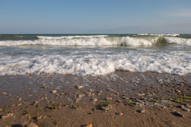 Deniz kıyısı, dalgalar, gökyüzü. Yaratıcı vintage arkaplan