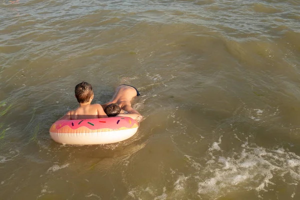 Брати Років Плавають Розважаються Морі Біля Берега Молодший Хлопчик Надувним — стокове фото