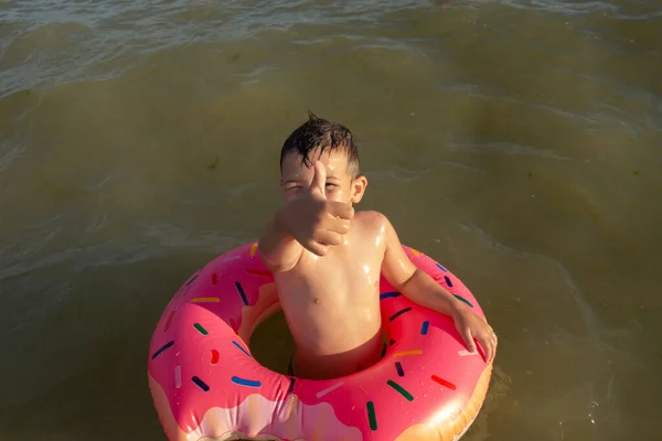 Niño Años Baña Anillo Vida Forma Rosquilla Día Soleado Muestra — Foto de Stock