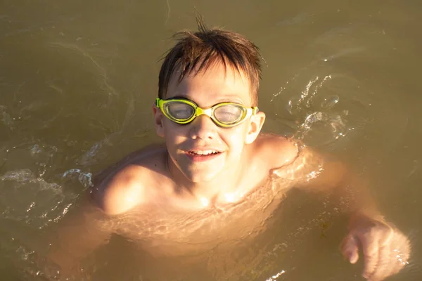 Ragazzo Anni Occhiali Bagno Verdi Bagna Sorride Mare Aperto — Foto Stock