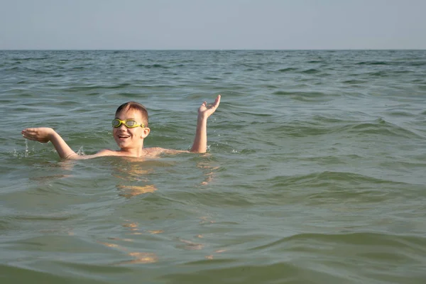 Ένα 10Χρονο Αγόρι Βγήκε Από Νερό Στη Θάλασσα Και Δείχνει — Φωτογραφία Αρχείου