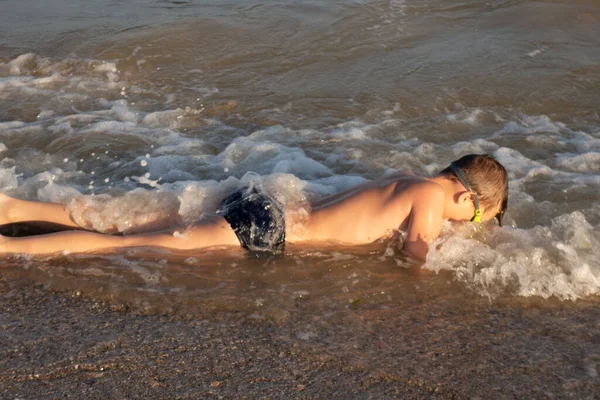 Årig Pojke Ligger Stranden Och Tittar Vattnet — Stockfoto