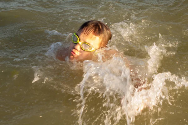 Menino Anos Está Nadando Divertindo Mar Perto Costa Óculos Natação — Fotografia de Stock