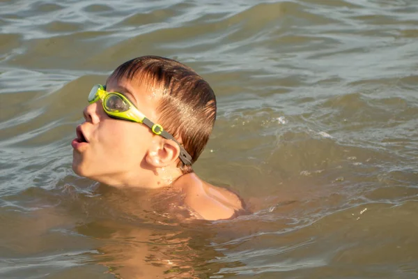 Ein Jähriger Junge Schwimmt Und Amüsiert Sich Meer Ufernähe Mit — Stockfoto