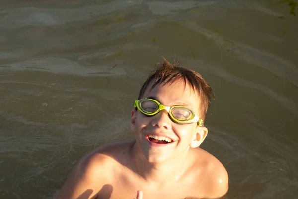 Ein Jähriger Junge Mit Grüner Schwimmbrille Schwimmt Ufernähe Meer — Stockfoto