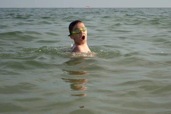 Ένα Νεαρό Αγόρι Κολυμβητής Ετών Πράσινα Γυαλιά Κολύμβησης Αναδύθηκε Από — Φωτογραφία Αρχείου