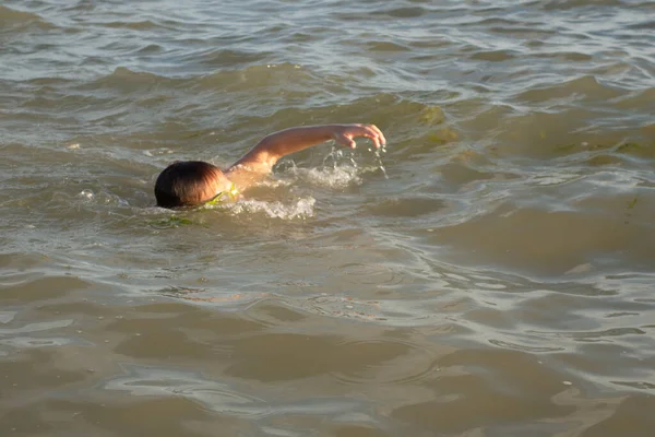 Egy Éves Fiú Zöld Úszószemüvegben Úszik Tengerben Part Közelében — Stock Fotó