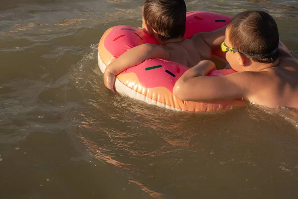 Zwei Brüder Und Jahre Alt Schwimmen Und Haben Spaß Meer — Stockfoto