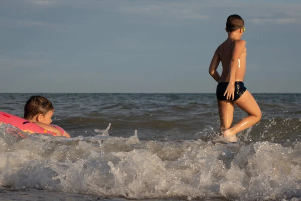 Twee Broers Van Jaar Oud Zwemmen Hebben Plezier Zee Een — Stockfoto