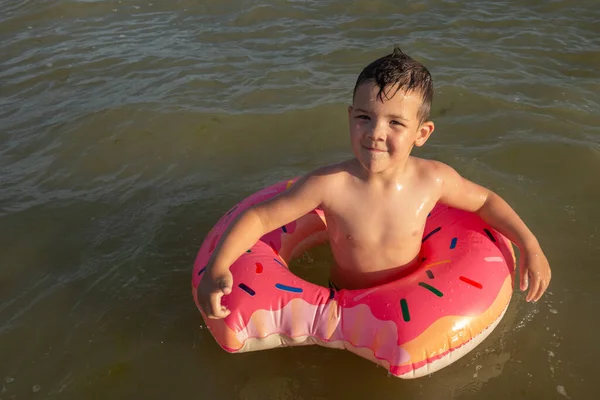 Niño Años Nada Mar Regocija Divierte Anillo Inflable Forma Rosquilla — Foto de Stock