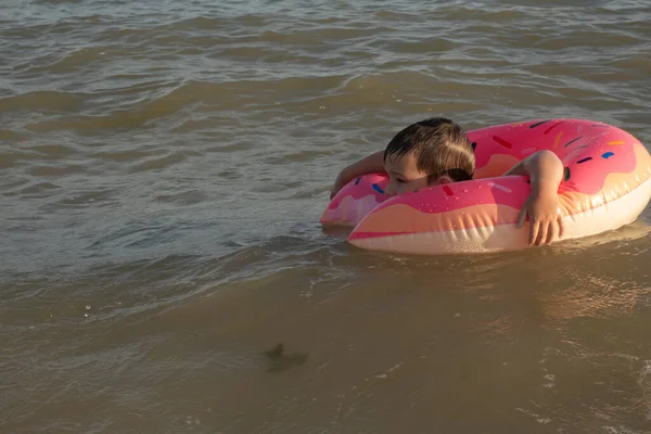 Ένα 5Χρονο Αγόρι Κολυμπάει Στη Θάλασσα Χαίρεται Και Διασκεδάζει Ένα — Φωτογραφία Αρχείου
