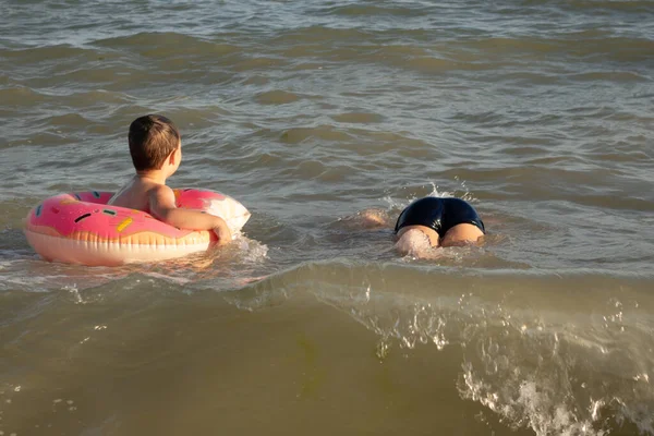 在阳光明媚的日子里 两个5岁和10岁的兄弟在海里游泳 玩得很开心 — 图库照片