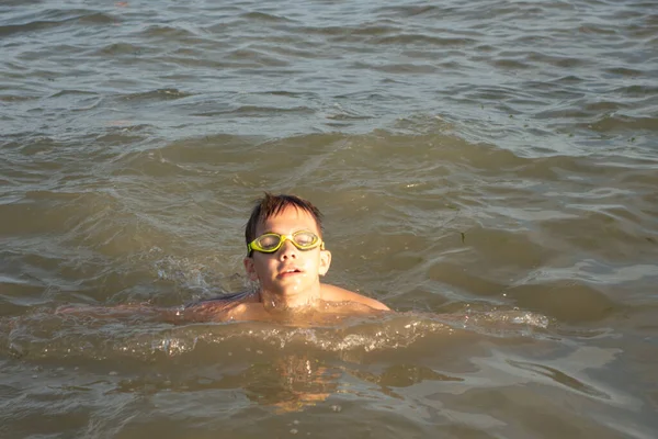 Ein Jähriger Junge Mit Grüner Schwimmbrille Schwimmt Ufernähe Meer — Stockfoto