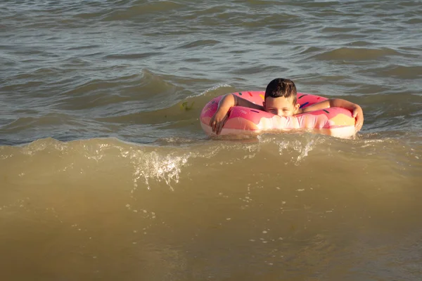 Ein Jähriger Junge Schwimmt Meer Freut Sich Und Hat Spaß — Stockfoto