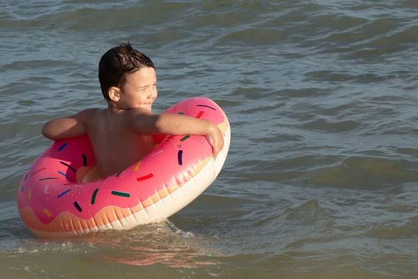 Niño Años Nada Mar Regocija Divierte Anillo Inflable Forma Rosquilla — Foto de Stock