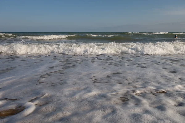 Αμμώδης Ακρογιαλιά Αφρώδη Κύματα Που Έρχονται Και Ένας Όμορφος Ουρανός — Φωτογραφία Αρχείου