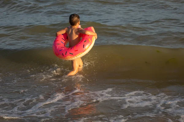 Ein Jähriger Junge Schwimmt Meer Freut Sich Und Hat Spaß — Stockfoto