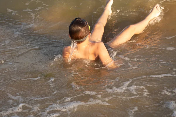 Year Old Boy Green Swimming Goggles Swims Sea Shore — Stock Photo, Image