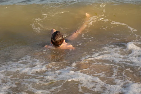 Ein Jähriger Junge Mit Grüner Schwimmbrille Schwimmt Ufernähe Meer — Stockfoto