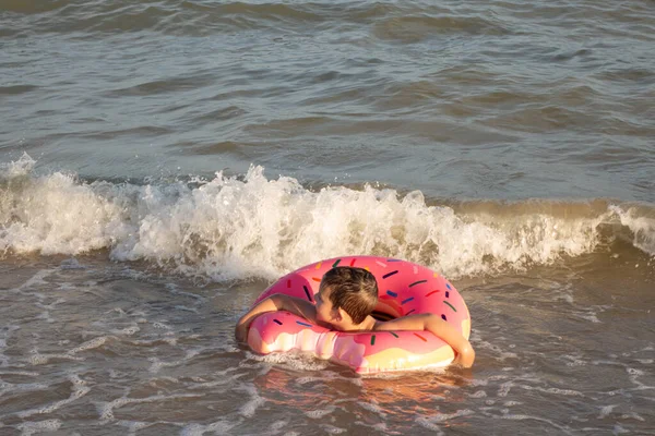 Ein Jähriger Junge Schwimmt Meer Freut Sich Und Hat Spaß — Stockfoto