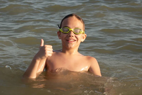 Ein Jähriger Junge Mit Grüner Schwimmbrille Schwimmt Ufernähe Meer — Stockfoto