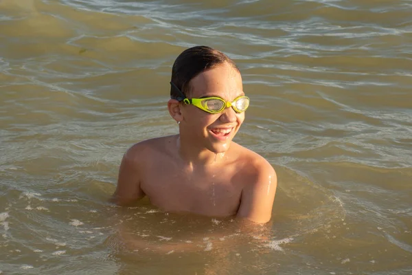 Årig Pojke Gröna Simglasögon Simmar Havet Nära Stranden — Stockfoto