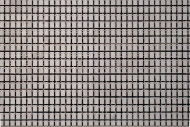 Binanın kinetik cephesi. Gevşek metal plakalar rüzgarda dalgalanır.