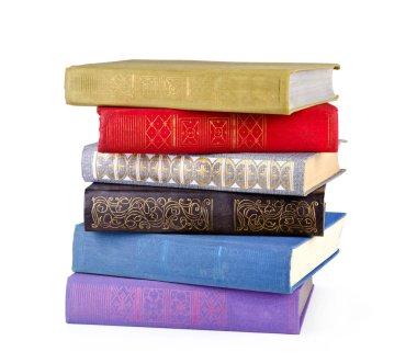 Beyazda izole edilmiş bir yığın eski kitap