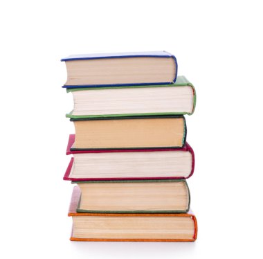 Beyazda izole edilmiş bir yığın eski kitap