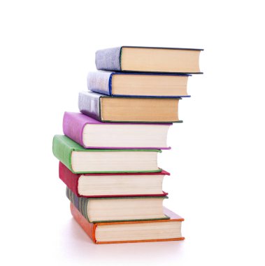 Beyazda izole edilmiş bir yığın eski kitap 