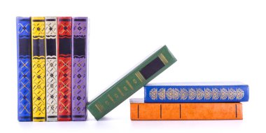 Eski kitaplar, beyaz arka plan üzerinde izole